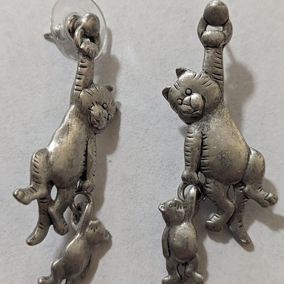 Vintage pewter JJ Jonette cat with teddy bear? dangle earrings 1.75" cat lovers - Picture 1 of 3